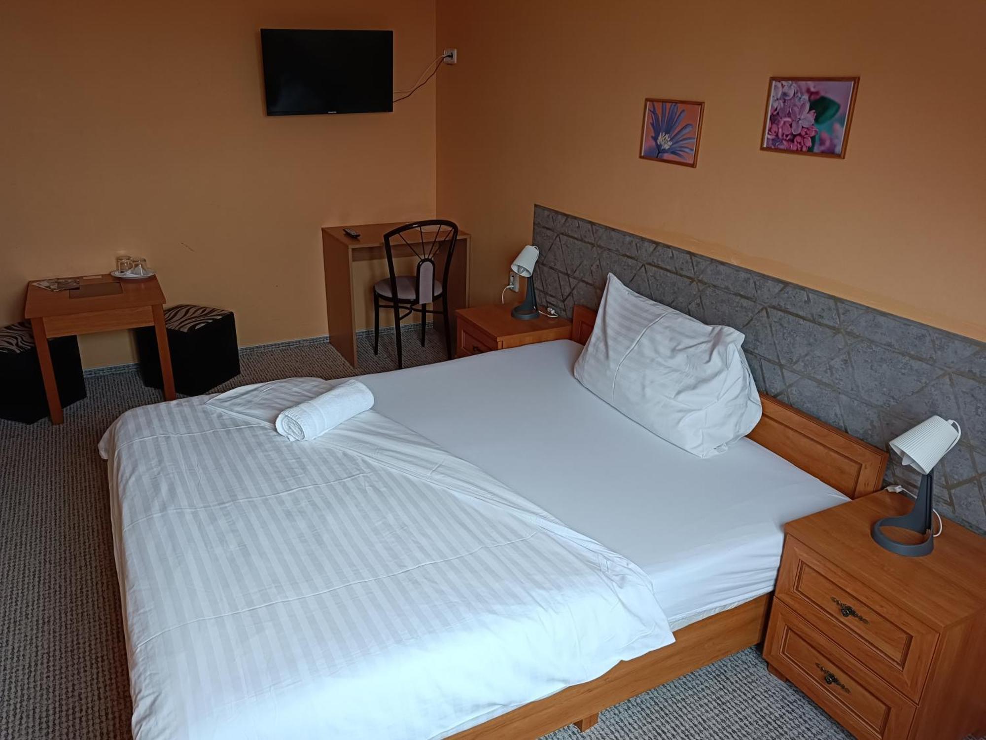 Toscca Hotel Celakovice Ngoại thất bức ảnh